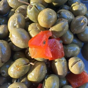 Aceitunas partidas aliñadas caseras