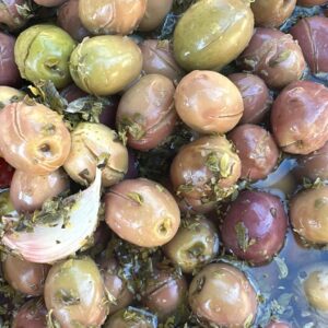 Aceitunas rayadas aliñadas